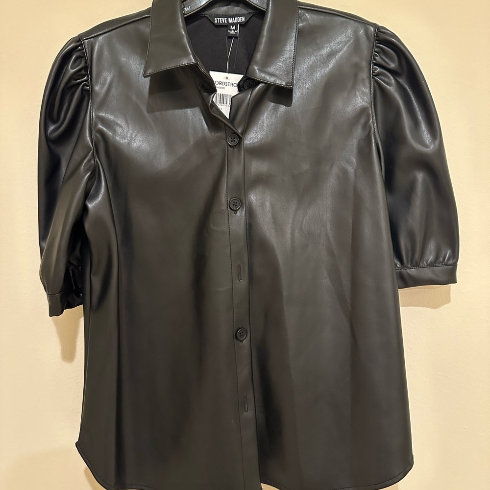 Steve Madden “Pretty Sleeve Blouse”. Size M
Faux leather.